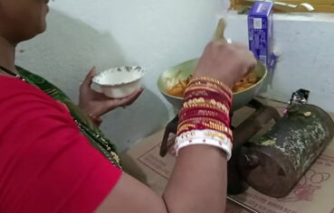 चिकन बना रही मैड को किचन स्टैंड पर चोदा  – साफ़ हिन्दी आवाज मे