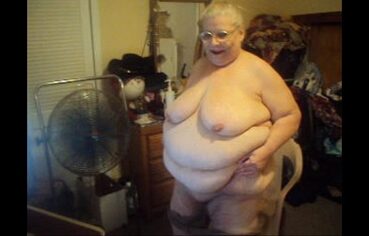 ébène nue en levrette pic