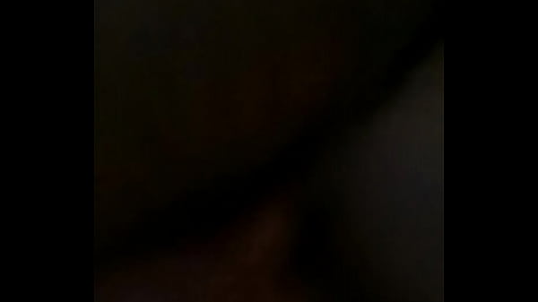 Sex femme massa le penis sur table