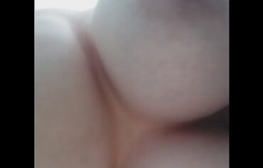 Lesbian crache sur les seins